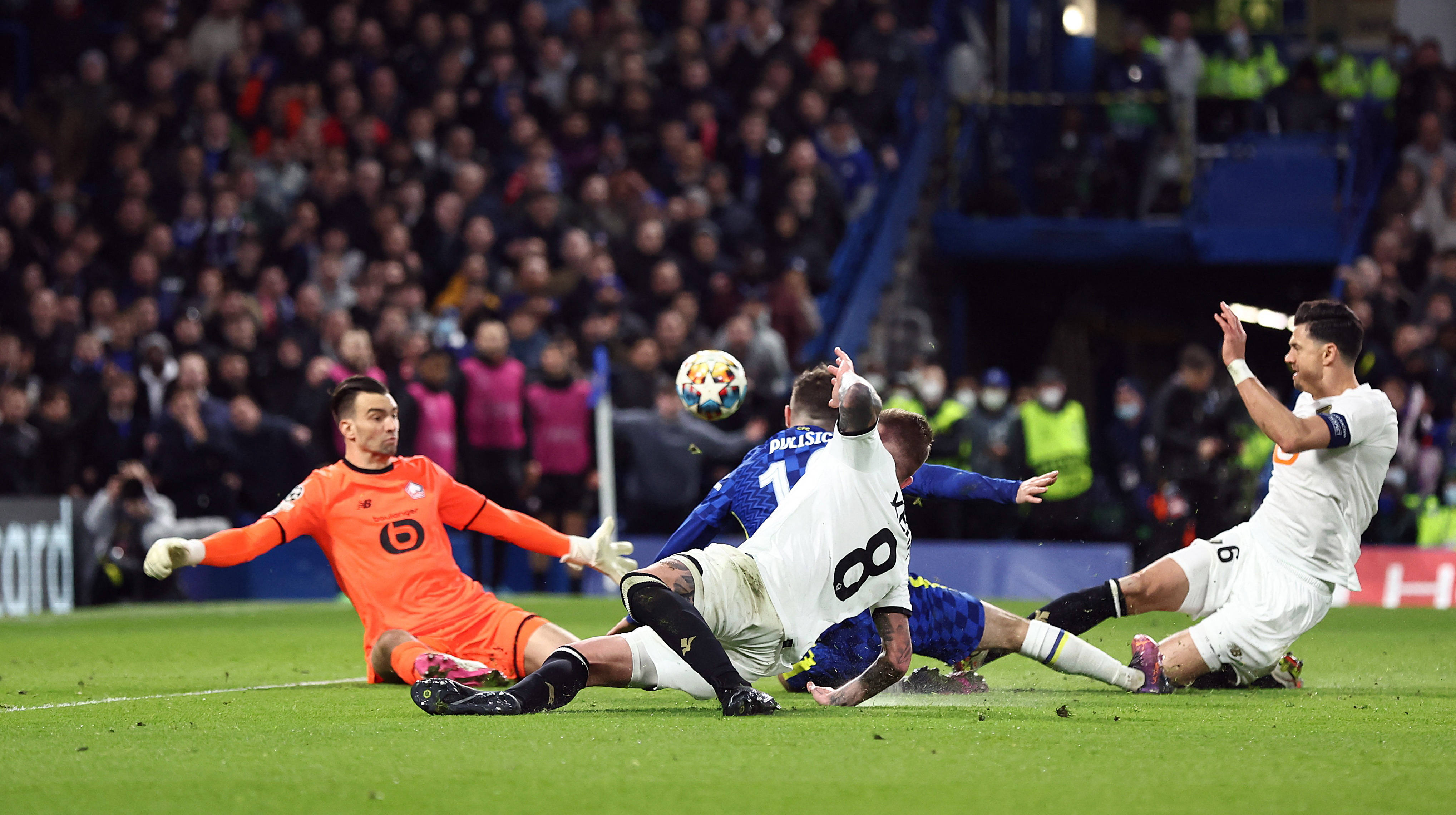 包含赛后里尔绝杀压哨——欧冠节点到来，球迷炸锅，医务组通报恢复的词条